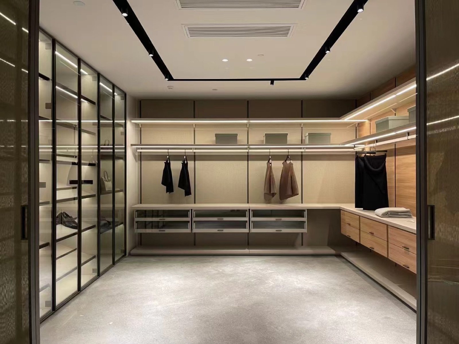 Khadijah linear closet